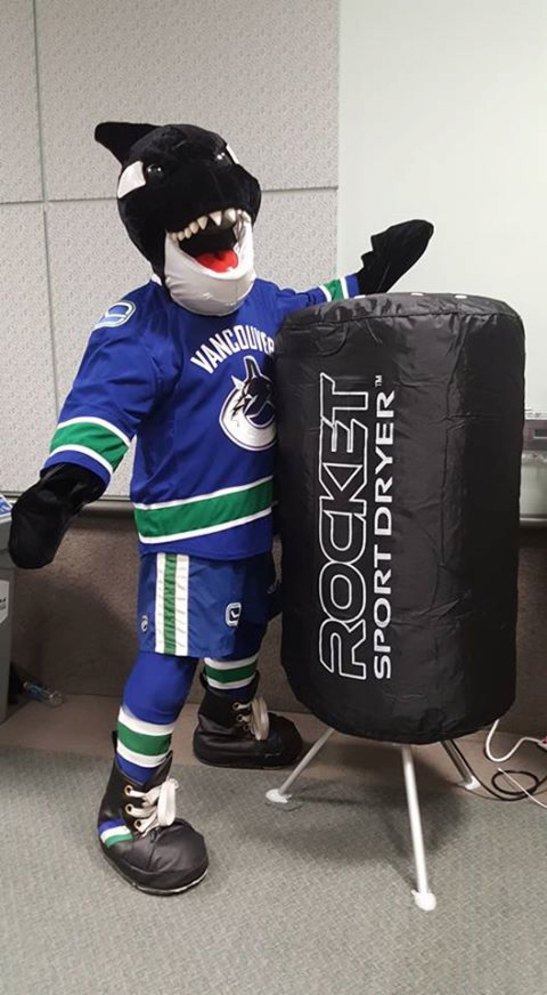 NHL 18 Mascot Cam on Ice  Fin (Vancouver Canucks) 